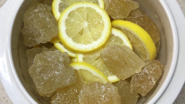 柠檬膏,加入冰糖。柠檬膏不用加水哦。炖的过程冰糖会融化。