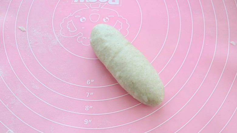 热狗面包,由上至下卷起，中间稍微鼓一些，收边捏严放在下面