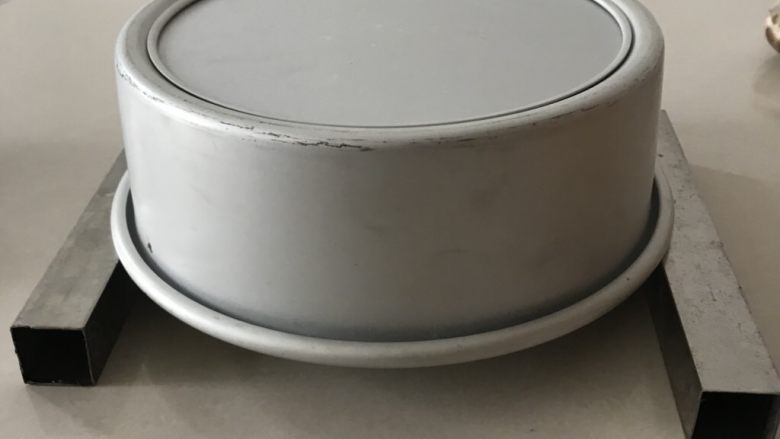红糖菠菜泥戚风蛋糕,用力震二下震出热气立马倒扣在二根方管上彻底晾凉后,用手脱模
