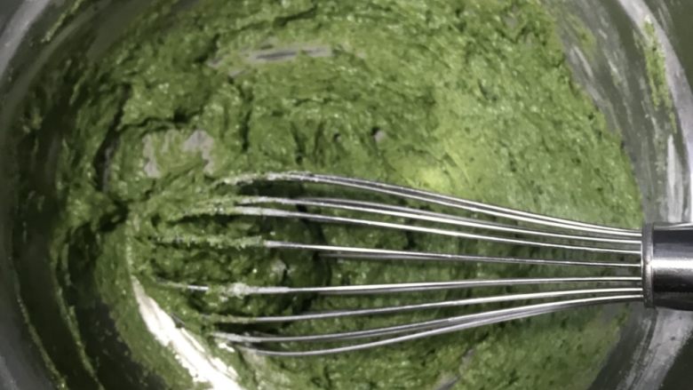 红糖菠菜泥戚风蛋糕,用手动蛋器搅拌均匀无干粉状态,不要过度搅拌防止起筋