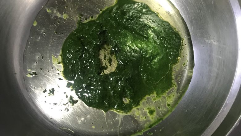 红糖菠菜泥戚风蛋糕,菠菜叶洗净焯水过凉水去除草酸,用食品料理机打成泥称重放入干净的盆中