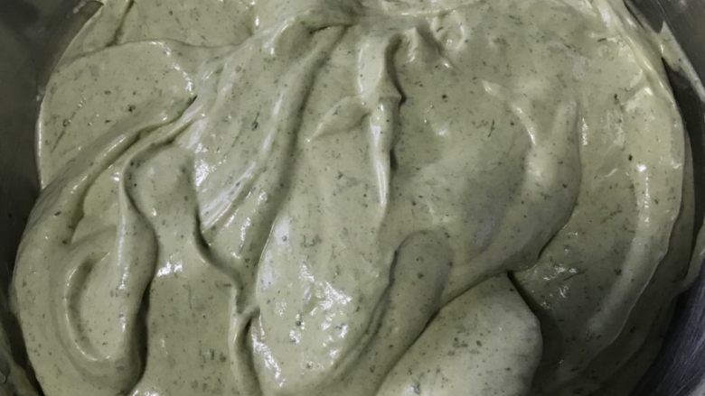 红糖菠菜泥戚风蛋糕,最后再用刮刀彻底从盆底翻伴均匀,全程我用30秒结束翻伴