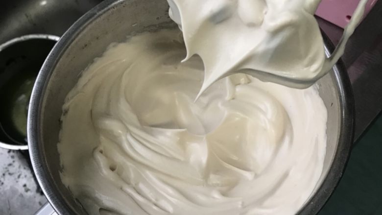红糖菠菜泥戚风蛋糕,红糖共分三次加入,加入第二次红糖后用电动打蛋器中低速打发,最后一次用低速打发至拿起打蛋头有直立的小尖角,蛋白糊比较细腻有光泽就打发好了