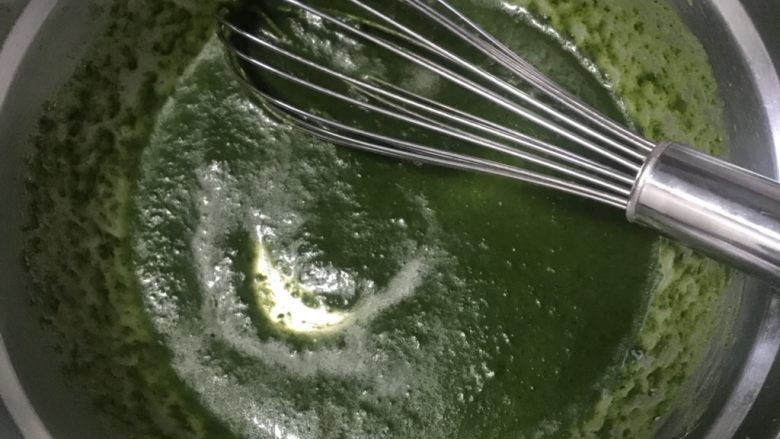红糖菠菜泥戚风蛋糕,用手动打蛋器搅打至充分乳化,我用的是后蛋法