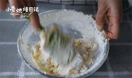 一言不合就PK,想在朋友面前露一手,零失败的蛋糕就选它,筛入<a style='color:red;display:inline-block;' href='/shicai/ 548'><a style='color:red;display:inline-block;' href='/shicai/ 548'>低筋面粉</a></a>,搅拌均匀。