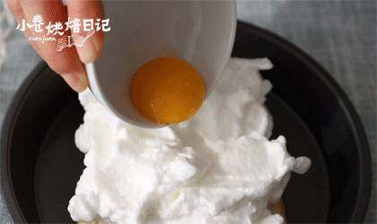 吐司也能变出这么多花样,简直是屌丝的逆袭啊~,把蛋白用勺子挖到吐司表面,捯饬整形 。