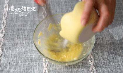 吐司也能变出这么多花样,简直是屌丝的逆袭啊~,加糖,搅拌均匀。