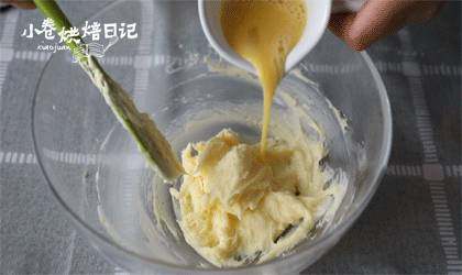 谁动了我的奶酪—来自香酥奶酪球的呐喊。,分两次加入<a style='color:red;display:inline-block;' href='/shicai/ 9'>鸡蛋</a>液,继续搅拌,防止水油分离。