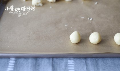 谁动了我的奶酪—来自香酥奶酪球的呐喊。,搓成6克左右小面团,放入已经预热的烤箱中层,170度烘烤20分钟。