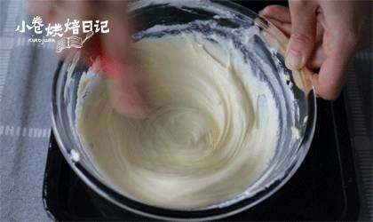 轻轻松松就能做出不开裂不坍塌的轻乳酪蛋糕,加入<a style='color:red;display:inline-block;' href='/shicai/ 219'>牛奶</a>,搅拌到细腻浓稠状态。