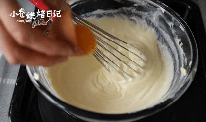 轻轻松松就能做出不开裂不坍塌的轻乳酪蛋糕,加入蛋黄快速搅拌均匀。