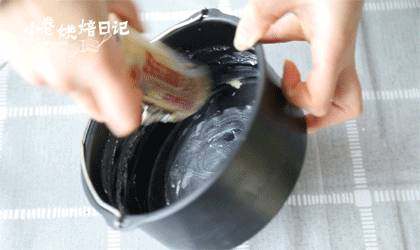 轻轻松松就能做出不开裂不坍塌的轻乳酪蛋糕,6寸固底模中抹上一层黄油,或者垫上油纸,倒入面糊,8分满,轻磕几下,送入烤箱。