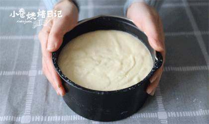 轻轻松松就能做出不开裂不坍塌的轻乳酪蛋糕,6寸固底模中抹上一层黄油,或者垫上油纸,倒入面糊,8分满,轻磕几下,送入烤箱。