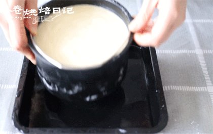 轻轻松松就能做出不开裂不坍塌的轻乳酪蛋糕,烤箱温度设置125度,放入较深的烤盘中注入50度左右的温水,浴水烘烤。上下火,下层,80-90分钟。
