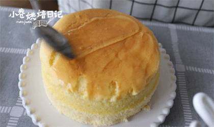 轻轻松松就能做出不开裂不坍塌的轻乳酪蛋糕,烤好后,取出,晾3分钟,看到蛋糕边缘脱开,将蛋糕模侧拿,转几圈,盖上一个平底盘,翻转倒扣出蛋糕,再在蛋糕底部盖上平盘,翻转回正面,脱模完成。在表面抹上果胶就可以啦~