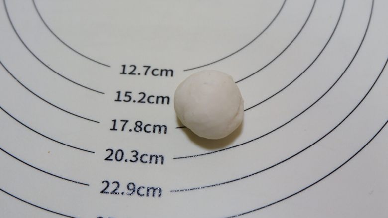 卡通小黄人馒头,3g原色揉光滑。3个颜色的面团全部做好盖上保鲜膜!