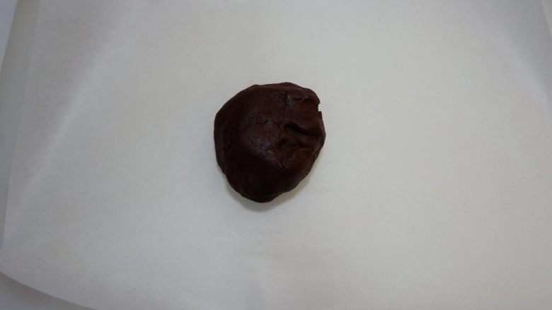 棉花糖可可饼干,取出放在油纸上,