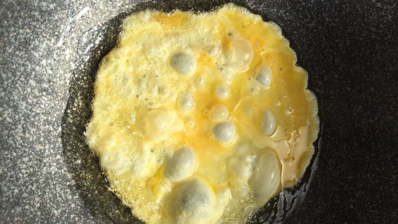 蔬菜肉丝炒面,锅内倒入油倒入鸡蛋液熟透总锅铲铲碎取出,锅内留油