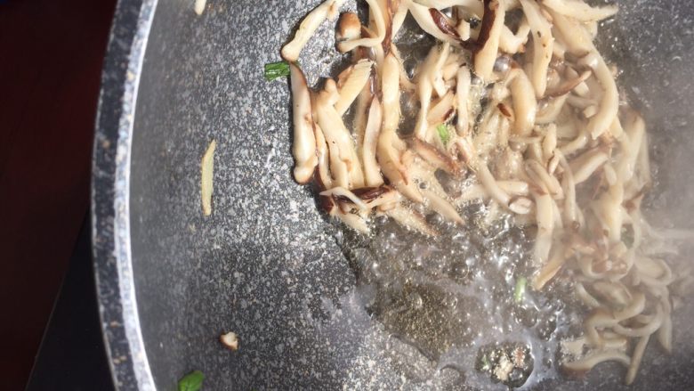 蔬菜肉丝炒面,锅内倒入适量的油,放入香菇炒到变软