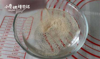 白馒头乏味?让彩色的馒头给宝宝的早餐添点色,<a style='color:red;display:inline-block;' href='/shicai/ 731'>酵母</a>加入温水中化开。
