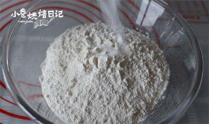 白馒头乏味?让彩色的馒头给宝宝的早餐添点色,将糖倒入面粉中,搅拌均匀。