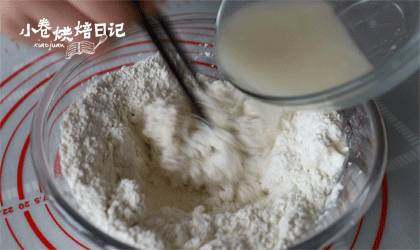 白馒头乏味?让彩色的馒头给宝宝的早餐添点色,将酵母缓缓倒入面粉中,边倒入边用筷子搅拌,直至面粉搅拌成无粉絮状,进行揉搓。