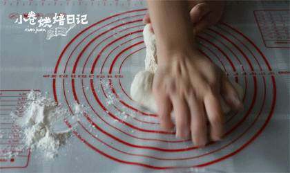 白馒头乏味?让彩色的馒头给宝宝的早餐添点色,将面团揉成光滑的面团,做到三光,面光,手光,盆光。