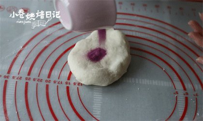 白馒头乏味？让彩色的馒头给宝宝的早餐添点色,每一份分别加入<a style='color:red;display:inline-block;' href='/shicai/ 13194'>南瓜粉</a>、<a style='color:red;display:inline-block;' href='/shicai/ 109014'>草莓粉</a>、<a style='color:red;display:inline-block;' href='/shicai/ 10124'>紫薯粉</a>。果蔬粉可以按自己喜欢的上色程度加入。（<a style='color:red;display:inline-block;' href='/shicai/ 109014'>草莓粉</a>没有<a style='color:red;display:inline-block;' href='/shicai/ 10124'>紫薯粉</a>和黄瓜粉细腻，建议过筛后倒入。）