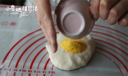 白馒头乏味?让彩色的馒头给宝宝的早餐添点色,每一份分别加入南瓜粉、草莓粉、紫薯粉。果蔬粉可以按自己喜欢的上色程度加入。(草莓粉没有紫薯粉和黄瓜粉细腻,建议过筛后倒入。)