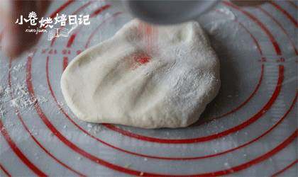 白馒头乏味?让彩色的馒头给宝宝的早餐添点色,每一份分别加入南瓜粉、草莓粉、紫薯粉。果蔬粉可以按自己喜欢的上色程度加入。(草莓粉没有紫薯粉和黄瓜粉细腻,建议过筛后倒入。)