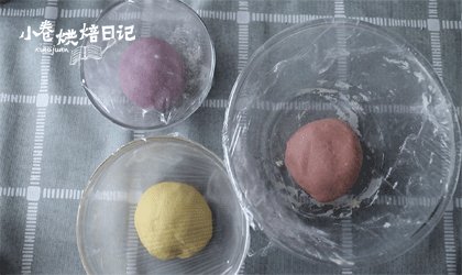 白馒头乏味?让彩色的馒头给宝宝的早餐添点色,将三份面团揉成光滑的面团,盖保鲜膜发酵至两倍大小,手指戳下不回缩。