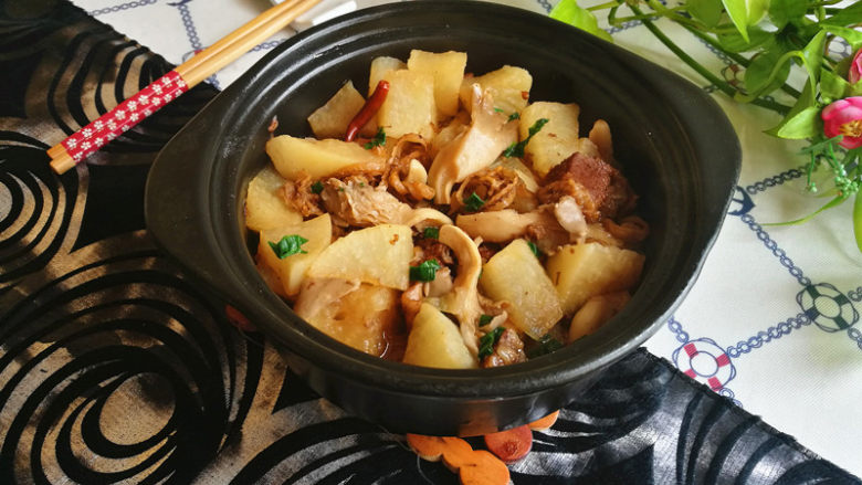 萝卜牛腩秀珍菇煲