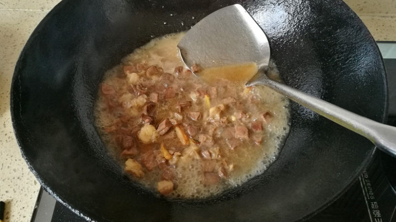 萝卜牛腩秀珍菇煲,加入适量的水,煮滚。