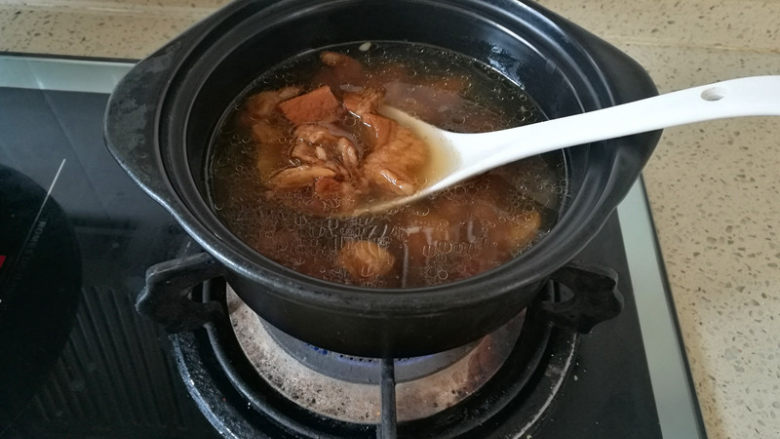 萝卜牛腩秀珍菇煲,倒入小砂锅中,小火慢煮约半小时。