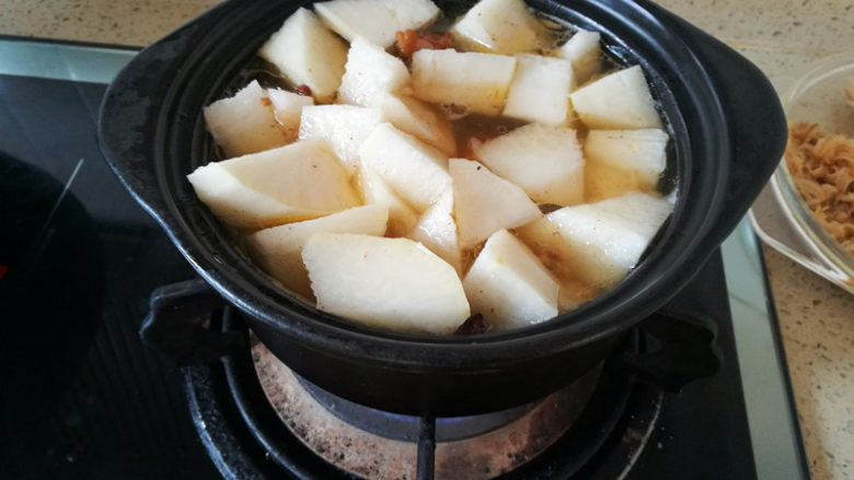 萝卜牛腩秀珍菇煲,砂锅牛肉煮至已经入味,加入萝卜。中火煮