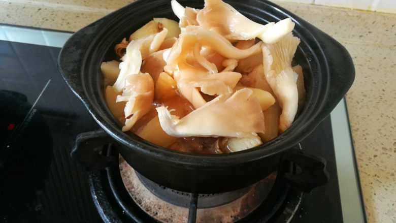 萝卜牛腩秀珍菇煲,下入秀珍菇,煮约十分钟。