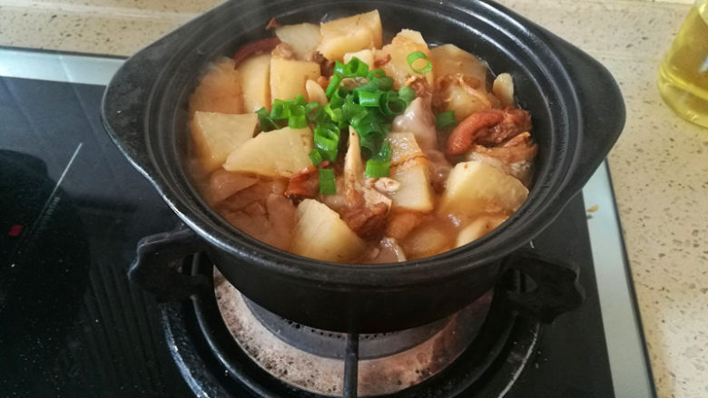 萝卜牛腩秀珍菇煲,试下味道OK后,下入少量<a style='color:red;display:inline-block;' href='/shicai/ 3250'>葱</a>花即可关火。