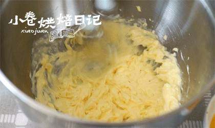 没有人会拒绝在闲暇之余来一份香甜的法式浪漫吧,首先制作饼干底部分，将<a style='color:red;display:inline-block;' href='/shicai/ 887'><a style='color:red;display:inline-block;' href='/shicai/ 887'>黄油</a></a>软化至膏状，可以用刮刀轻轻拨开的状态，用电动打蛋器稍稍打至顺滑。
