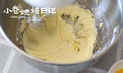 没有人会拒绝在闲暇之余来一份香甜的法式浪漫吧,一次性加入糖粉，用刮刀拌匀，电动打蛋器开始进行打发至颜色发白，体积膨胀。
