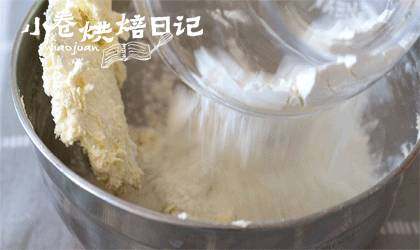 没有人会拒绝在闲暇之余来一份香甜的法式浪漫吧,分两次筛入低筋面粉，刮刀压拌至少量低粉，戴一次性手套捏成面团，盖保鲜膜放入冰箱醒发30分钟左右。