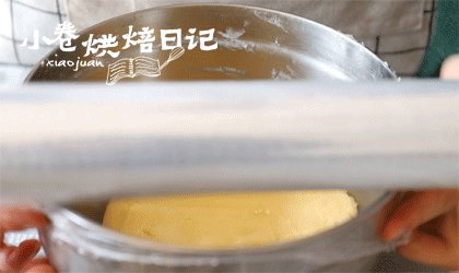没有人会拒绝在闲暇之余来一份香甜的法式浪漫吧,分两次筛入低筋面粉，刮刀压拌至少量低粉，戴一次性手套捏成面团，盖保鲜膜放入冰箱醒发30分钟左右。
