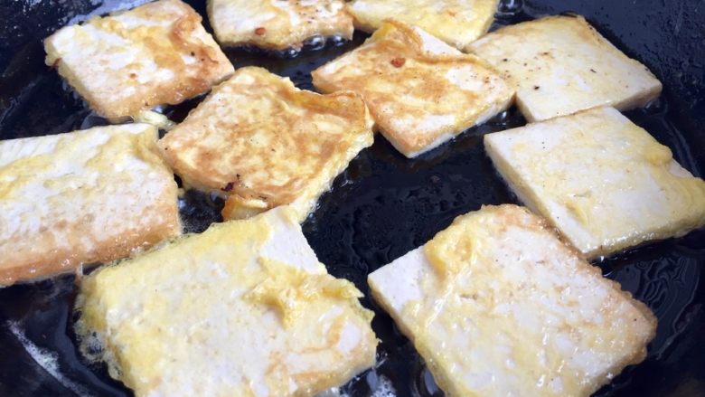 给回锅肉找个伴儿➕回锅豆腐回锅肉,煎锅加热,加少许食用油,放入豆腐煎到两面焦黄