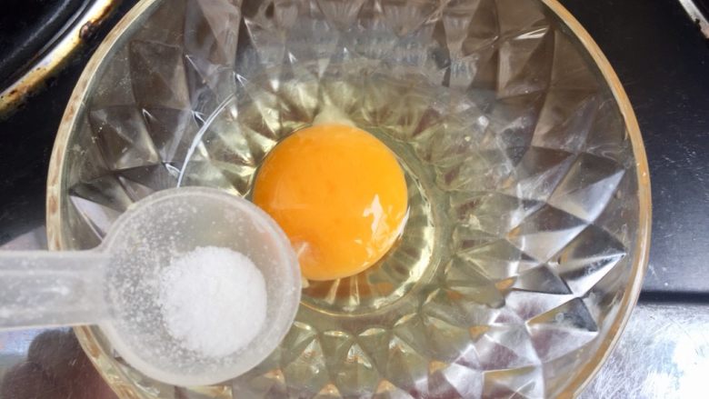 给回锅肉找个伴儿➕回锅豆腐回锅肉,鸡蛋一颗,加入少许盐,打成蛋液
