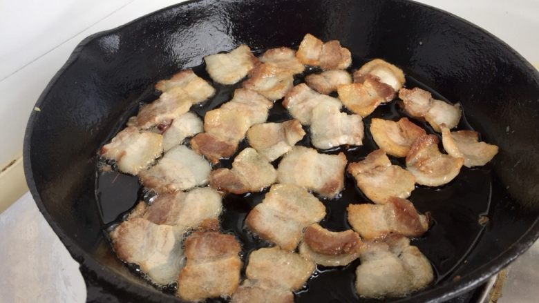 给回锅肉找个伴儿➕回锅豆腐回锅肉,剩下的两块五花肉实在有些肥啊,煸出很多猪油。把煎好的肉片拣出,多余的猪油倒出,留底油