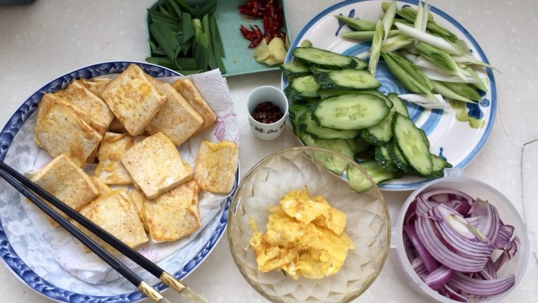 给回锅肉找个伴儿➕回锅豆腐回锅肉,豆腐煎好,煎好的蛋分成几块