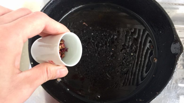 给回锅肉找个伴儿➕回锅豆腐回锅肉,放入花椒小火煸香后,把花椒捞出留底油