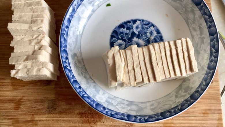 给回锅肉找个伴儿➕回锅豆腐回锅肉,卤水豆腐纵切两段,再切均匀薄片,我用了大概2/3的豆腐