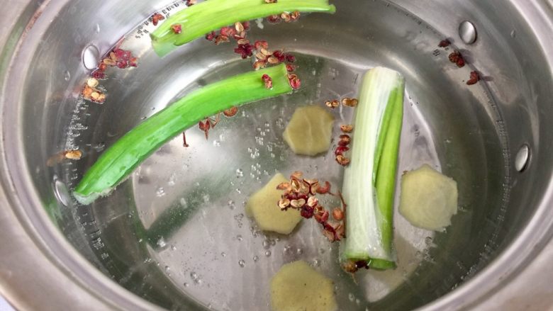 给回锅肉找个伴儿➕回锅豆腐回锅肉,坐锅烧水,水开放入大葱,姜片,花椒