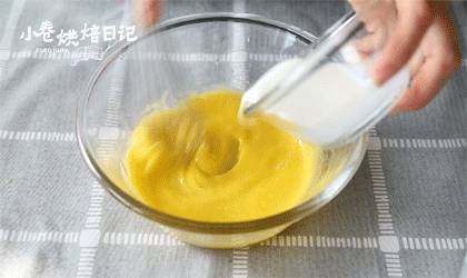 网红界的黑暗料理,黑不溜秋的煤球也能吃?,加入<a style='color:red;display:inline-block;' href='/shicai/ 219'>牛奶</a>,搅拌均匀。