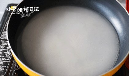 在家自制芝麻糖,来和初雪有个甜蜜的约会,炒锅里加一碗清水,清水倒入<a style='color:red;display:inline-block;' href='/shicai/ 869'>白砂糖</a>,开始熬糖浆,水多点没事,熬着熬着,水份都就蒸发掉了。